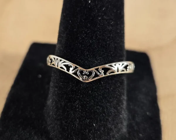 vintage v-shaped stackable thumb ring